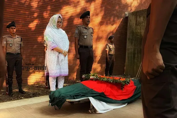 রাষ্ট্রীয় মর্যাদায় বীর মুক্তিযোদ্ধা ও চিত্রশিল্পী সাঈদা কামালকে দাফন